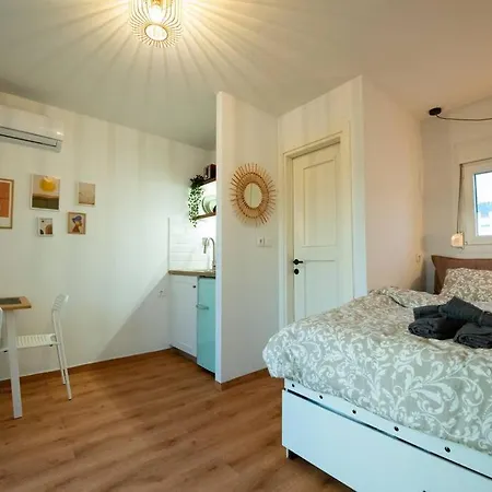 Mini Rooftop Apartment, In The Heart Of * וולוס