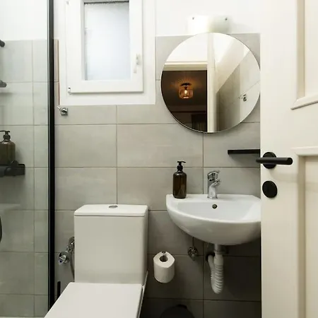 Mini Rooftop Apartment, In The Heart Of * וולוס